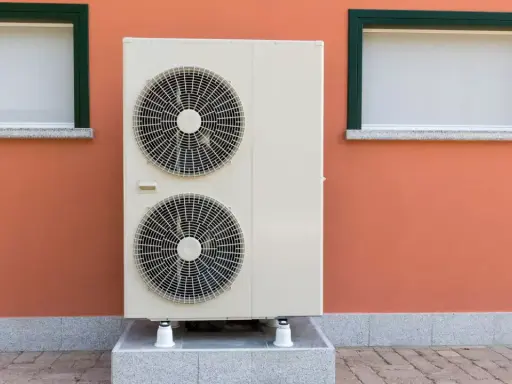 Unidad exterior de aire acondicionado con dos ventiladores. Aprende cómo se calcula el cop para optimizar su eficiencia.