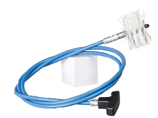 Cepillo para limpiar tubos de estufa de pellets. Mango en T negro, cable azul y cepillo blanco.