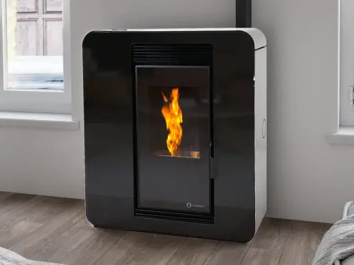 Estufa de pellets moderna con llama encendida, ideal para canalizar calor y crear un ambiente acogedor.
