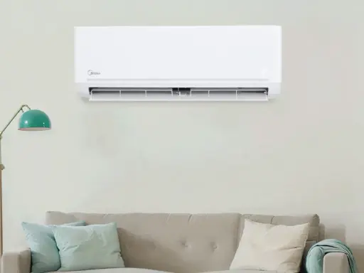 Un moderno aire acondicionado Midea instalado en la pared, listo para poner aire acondicionado en casa y disfrutar del confort.