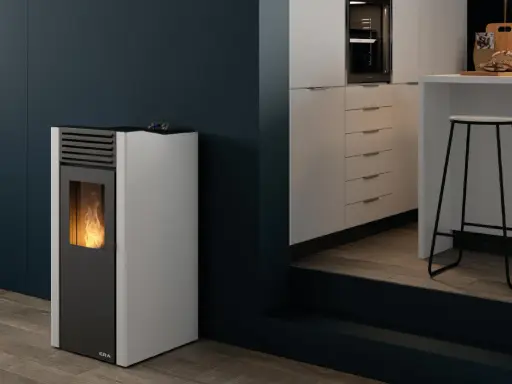 Estufa de pellets sin salida de humos con llama encendida, junto a una barra de cocina moderna.
