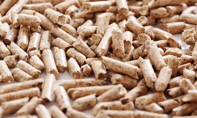 Montón de varios tipos de pellet de madera, pequeños cilindros de material orgánico compactado, listos para ser usados como combustible.