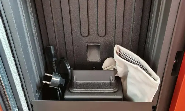 Cable de alimentación y bolsa de limpieza dentro de una estufa pellet no enciende.