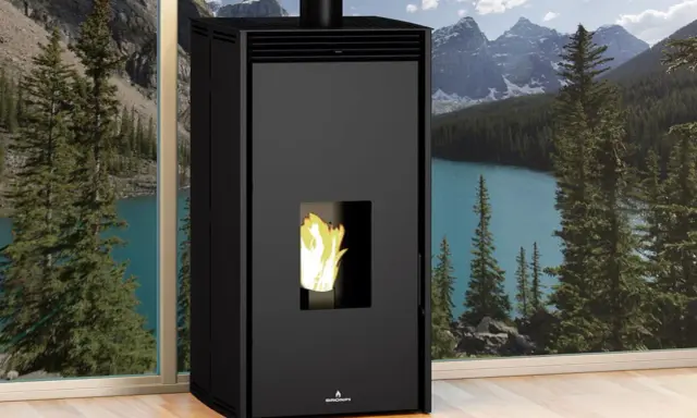 Estufa de pellets negra con llama encendida, ideal para saber como subir la temperatura a una estufa de pellets y disfrutar de un ambiente acogedor.