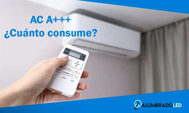 Mano sujetando control remoto de aire acondicionado con etiqueta "AC A+++ ¿Cuánto consume?". Descubre la eficiencia energética y el consumo de tu aire acondicionado con la función smart.