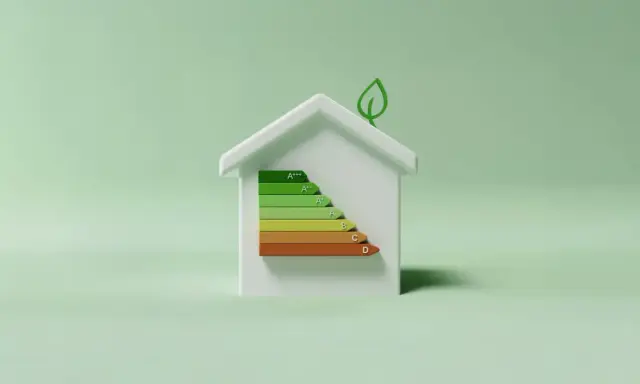Casa blanca con escala de eficiencia energética, destacando la aerotermia CE3X para un hogar sostenible.