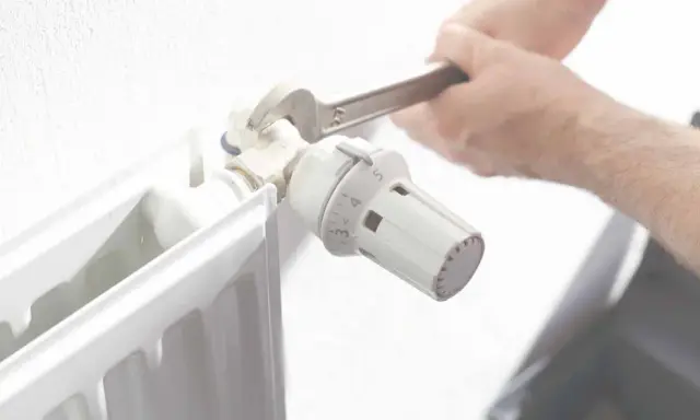 Ajustando el termostato de un radiador. Averigua cuanto cuesta una hora de calefacción de gas natural para optimizar tu consumo.
