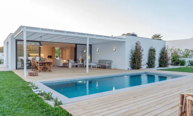Modern villa with pool and terrace. The **aerotermia para piscinas** ensures a perfect temperature for swimming year-round.