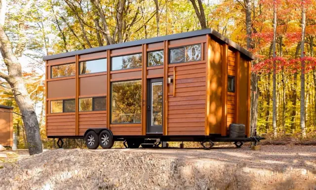 Mobil home de madera en otoño, ideal para disfrutar del paisaje con la mejor calefacción para mobil home.