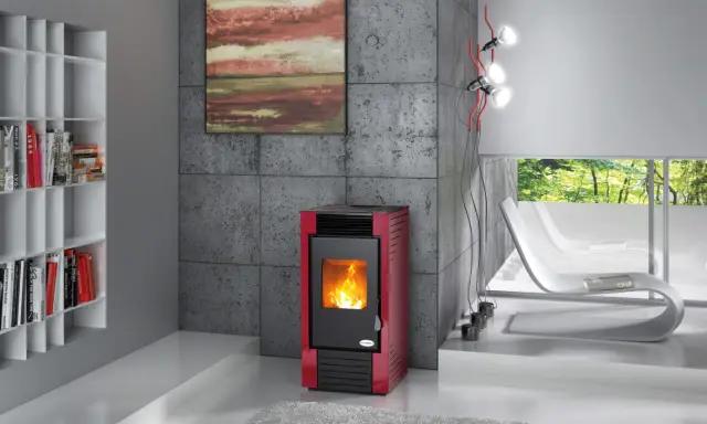 Estufa de pellets roja con llama encendida, ideal para un alto rendimiento en ambientes modernos.