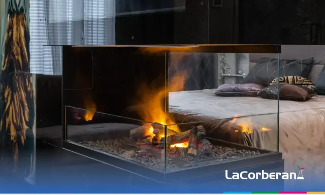 Un moderno sistema cristal limpio chimenea con llamas danzantes ilumina una acogedora habitación.