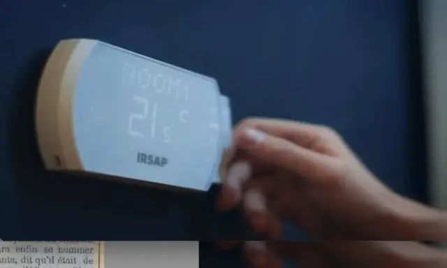 Termostato IRSAP muestra 21.5°C. Entender la diferencia entre termostato y cronotermostato es clave para tu confort.
