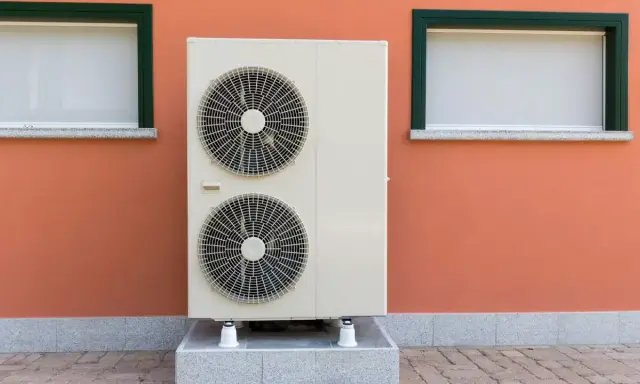 Unidad exterior de aire acondicionado con dos ventiladores. Aprende cómo se calcula el cop para optimizar su eficiencia.