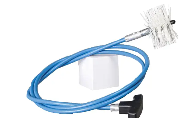 Cepillo para limpiar tubos de estufa de pellets. Mango en T negro, cable azul y cepillo blanco.