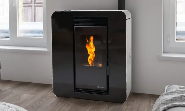 Estufa de pellets moderna con llama encendida, ideal para canalizar calor y crear un ambiente acogedor.