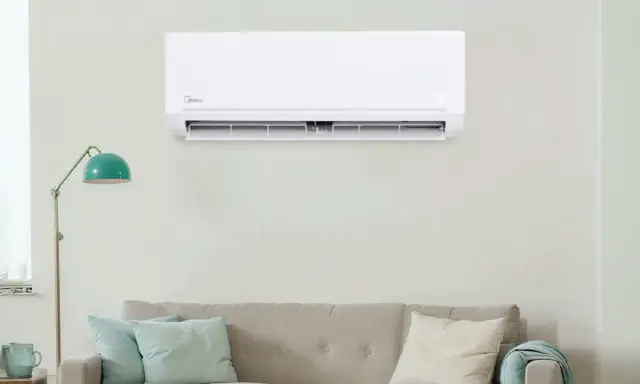 Un moderno aire acondicionado Midea instalado en la pared, listo para poner aire acondicionado en casa y disfrutar del confort.