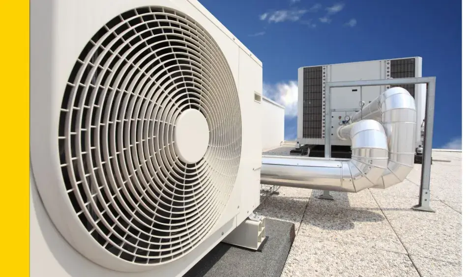 Unidades de aire acondicionado en una azotea. Descubre qué es inverter en aire acondicionado para un ahorro energético.