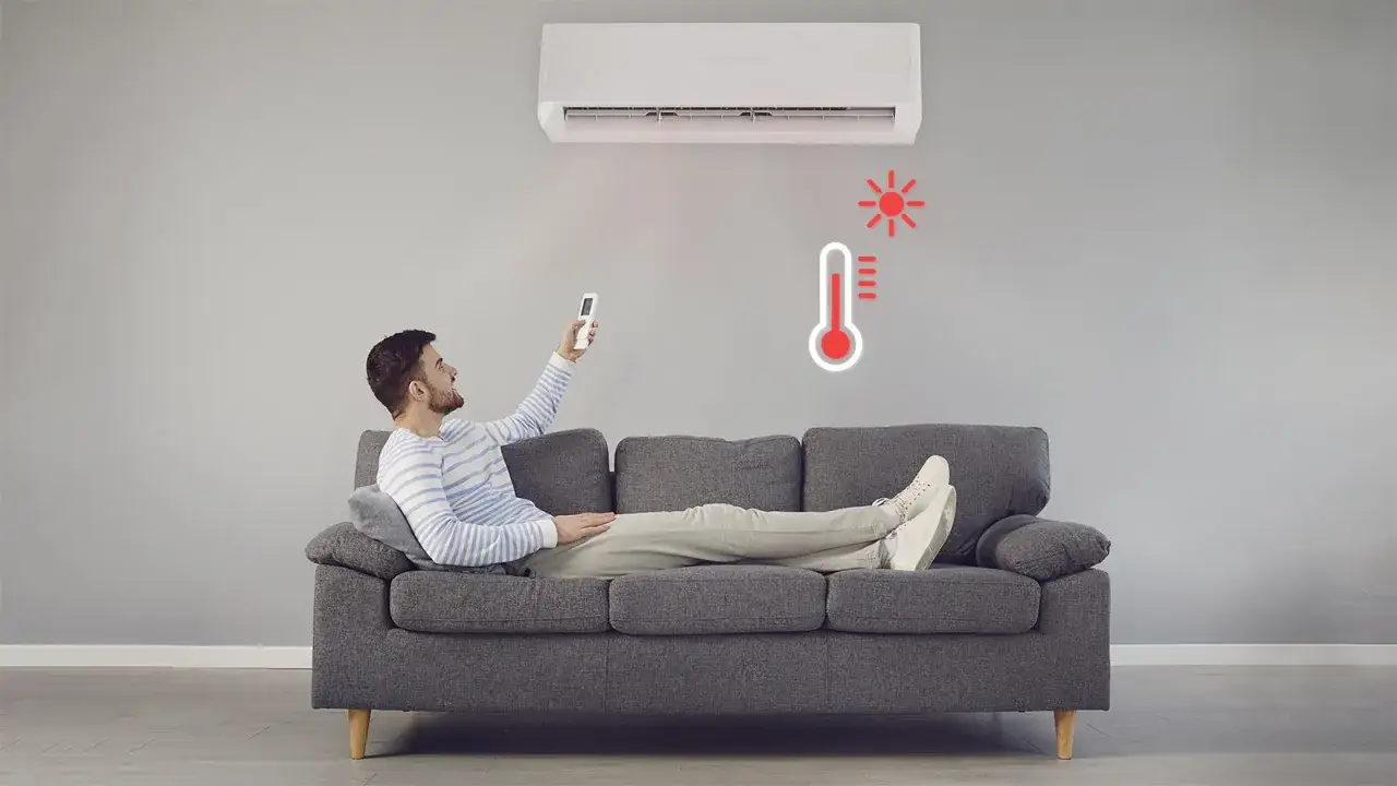 Hombre relajado en sofá, controlando el aire acondicionado calefacción con mando. Termómetro indica calor.