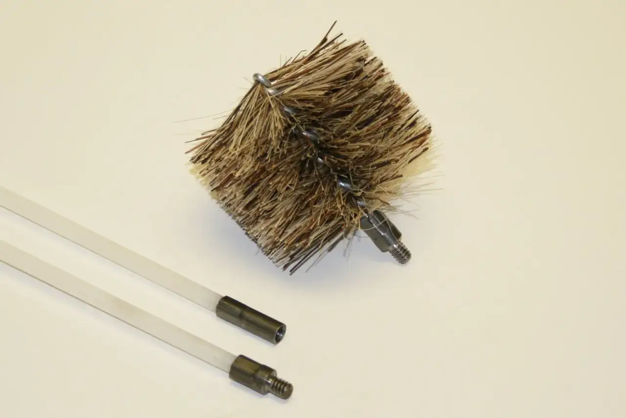 Cepillo para limpiar tubos de estufa de pellets, con varillas extensibles.