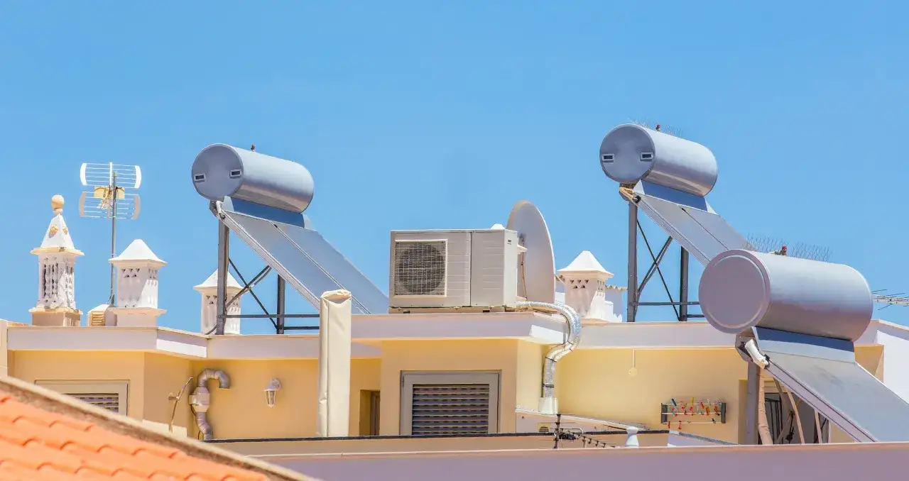 Calentadores solares y unidad de aerotermia en tejado. Perfectos para mantener la temperatura del agua en verano.