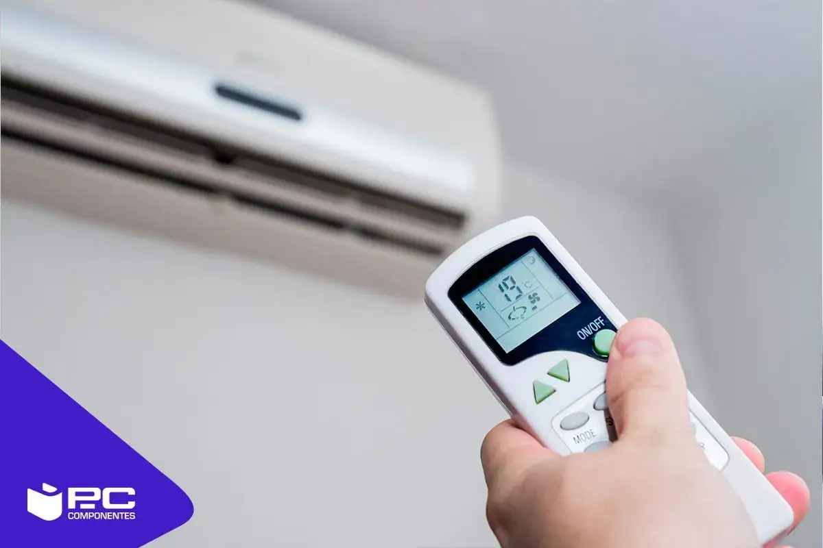 Mano sujetando control remoto de aire acondicionado. El display muestra 19&deg;C. &iquest;Ser&aacute; que mi aire acondicionado de casa no tiene fuerza?