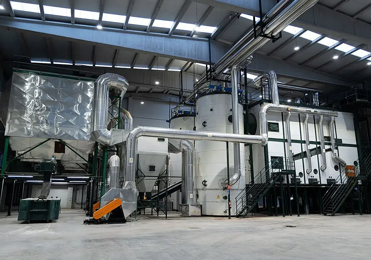 Instalaci&oacute;n industrial con grandes calderas para hoteles, tuber&iacute;as met&aacute;licas y sistemas de ventilaci&oacute;n.