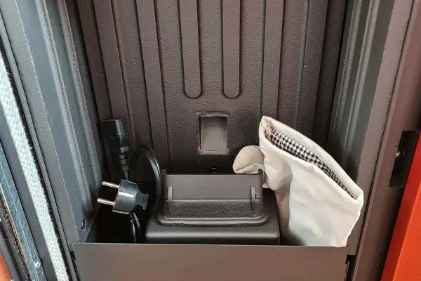 Cable de alimentación y bolsa de limpieza dentro de una estufa pellet no enciende.
