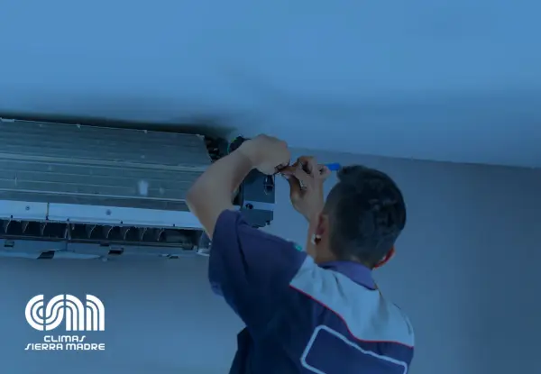 Técnico revisa unidad de aire acondicionado para evitar que se congele el aire acondicionado.