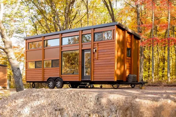 Mobil home de madera en otoño, ideal para disfrutar del paisaje con la mejor calefacción para mobil home.