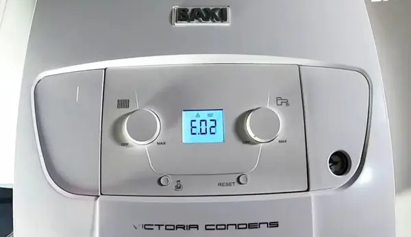 Caldera Baxi Victoria Condens con display que muestra "E.02", indicando un problema.