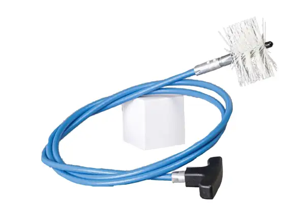 Cepillo para limpiar tubos de estufa de pellets. Mango en T negro, cable azul y cepillo blanco.