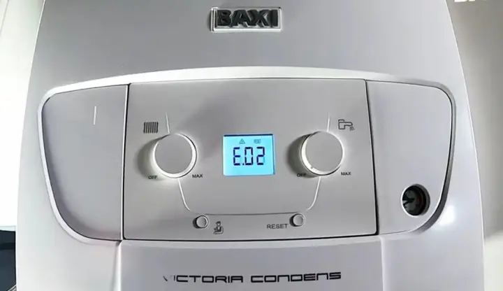 Caldera Baxi Victoria Condens con display que muestra "E.02", indicando un problema.